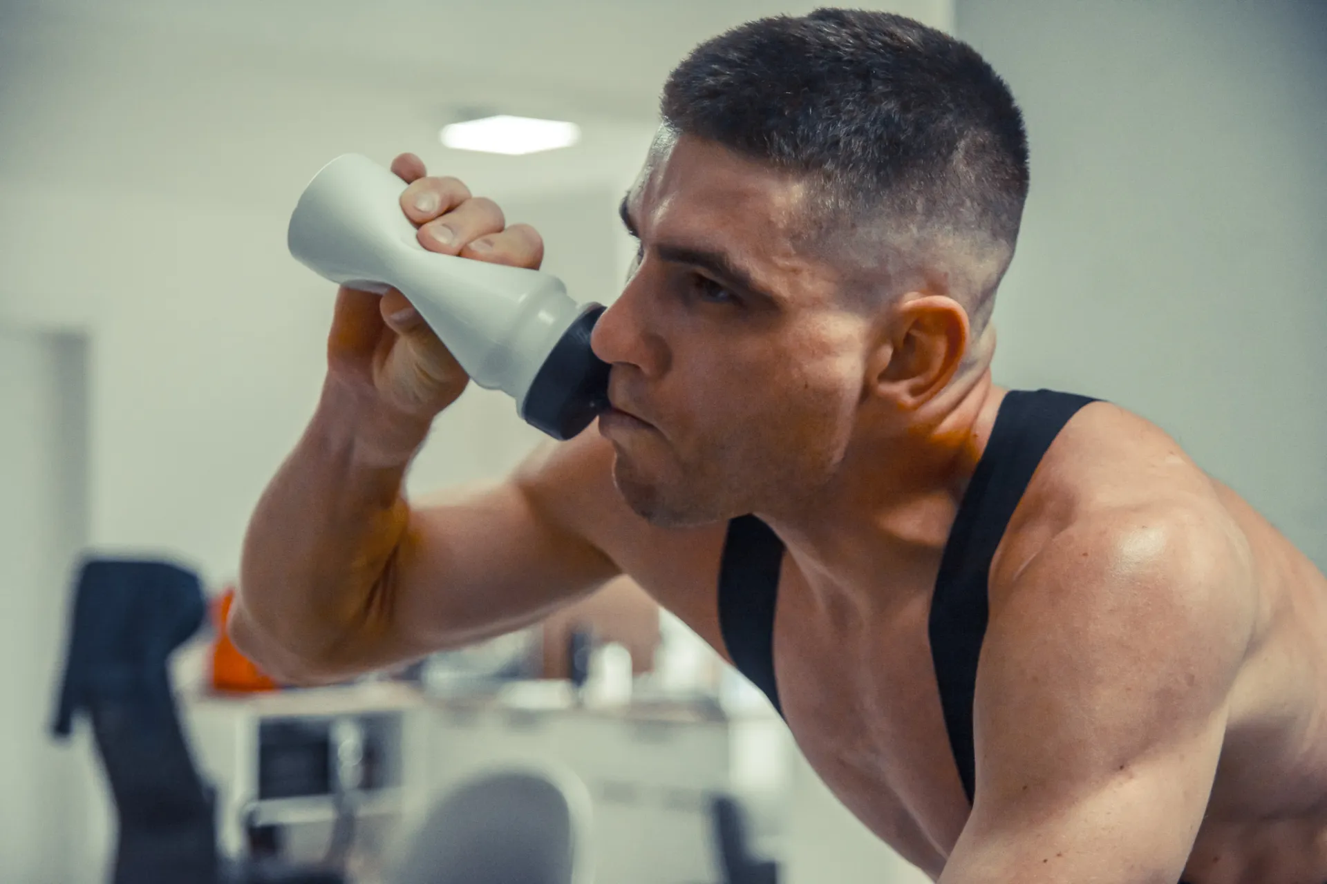 Športnik pije ogljikohidratno pijačo med testom