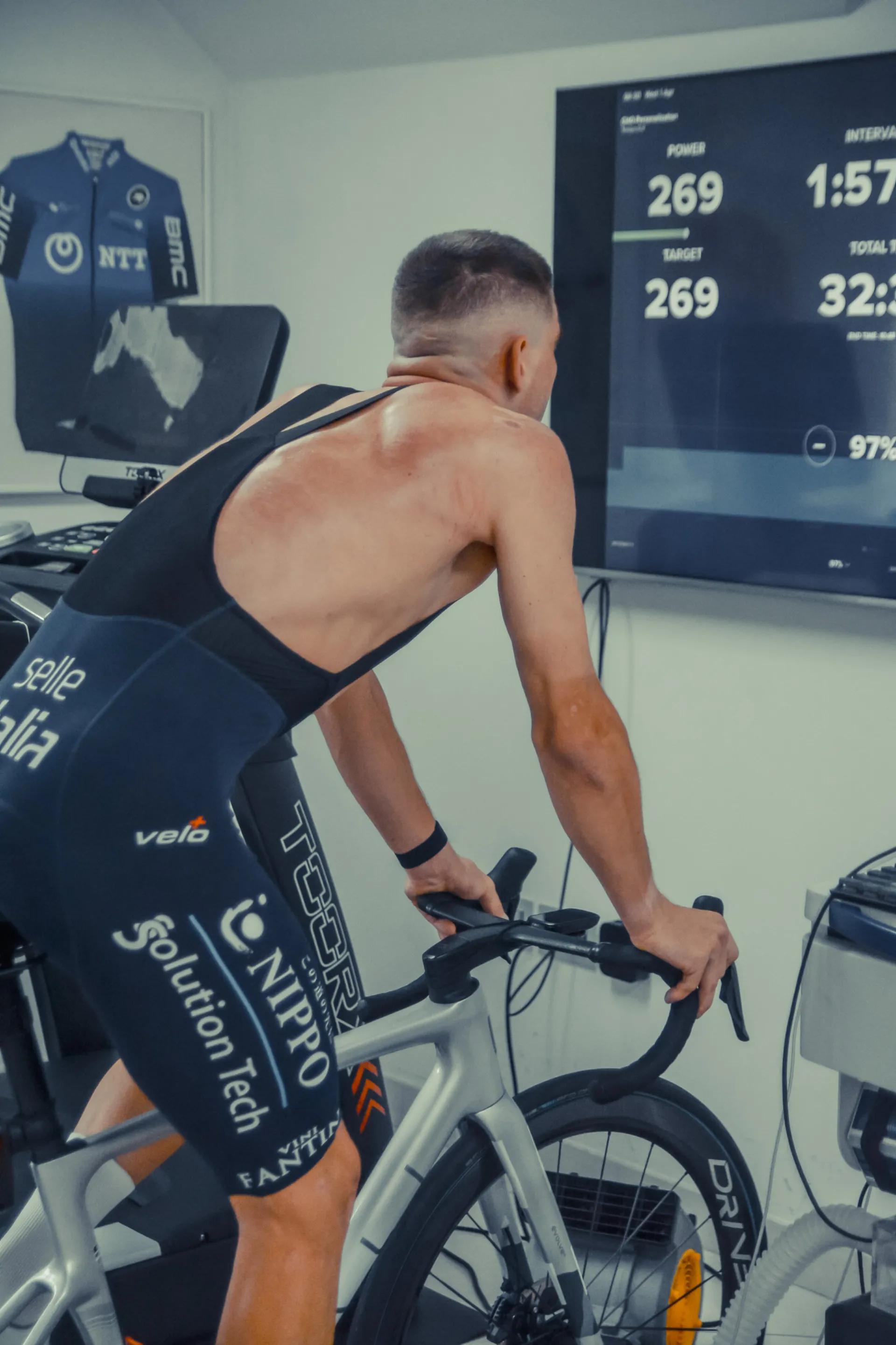 Športnik na trenažerju s prikazom moči in časa