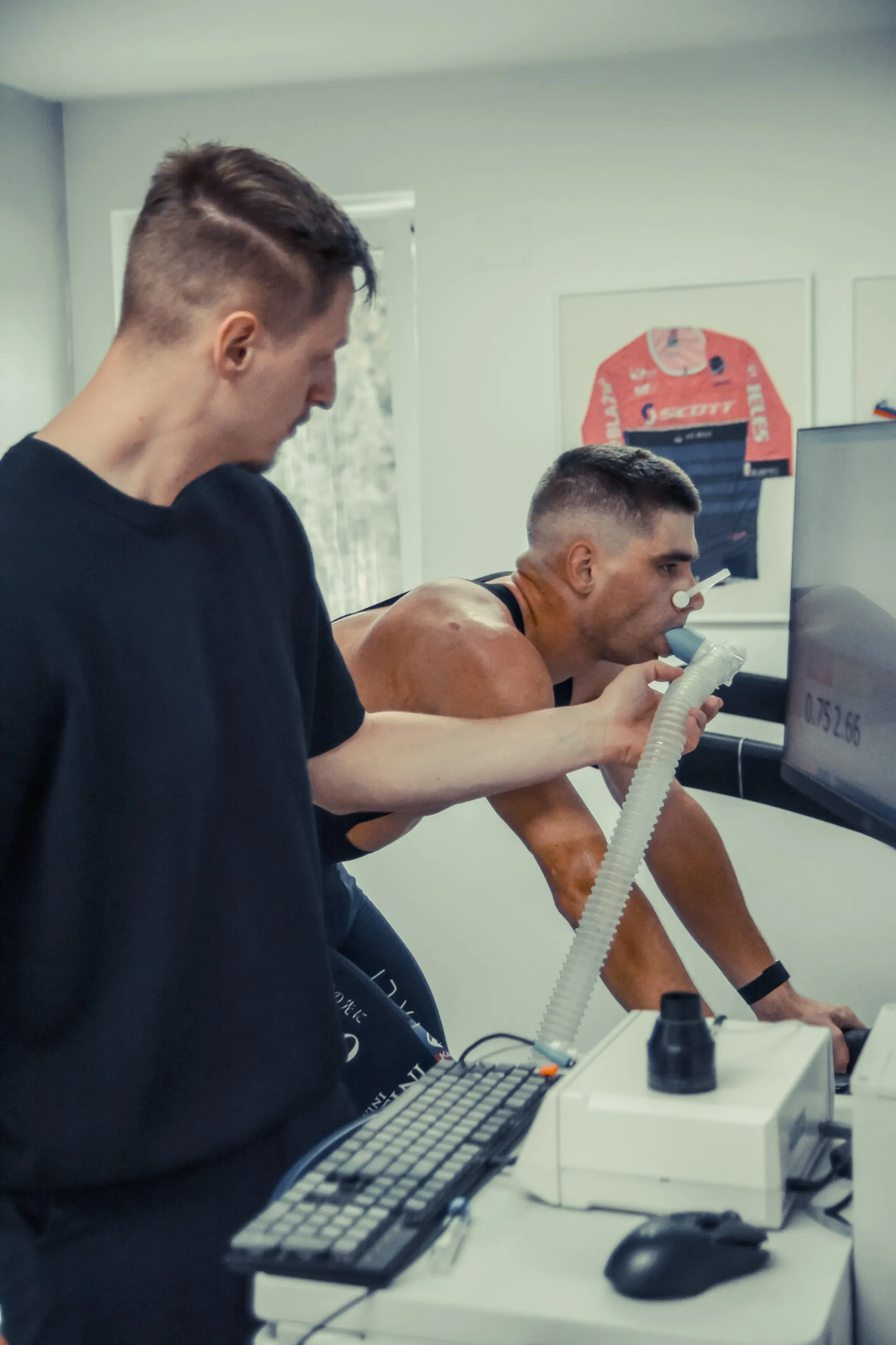 Fiziolog spremlja športnika med metabolnim testom