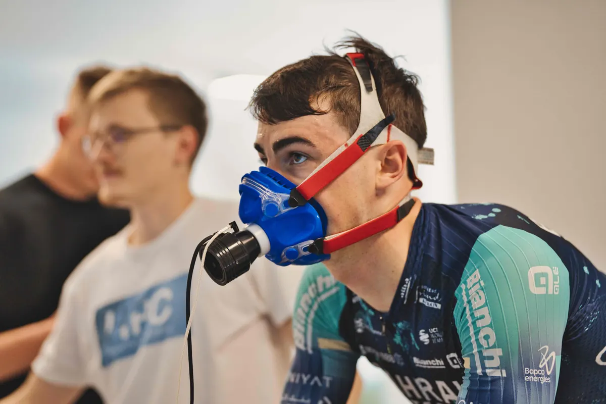 Bližnji posnetek športnika z metabolno masko med FuelSync® testom